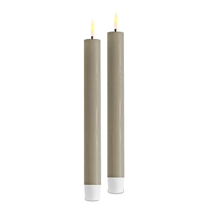 Eine LED Stabkerze von Deluxe Homeart in der Farbe Sand und in der Größe 24x2,2cm im 2er-Pack.