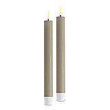 Eine LED Stabkerze von Deluxe Homeart in der Farbe Sand und in der Größe 24x2,2cm im 2er-Pack.
