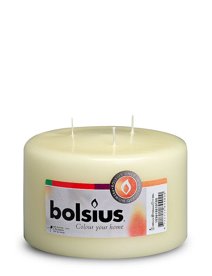 Eine XL Stumpenkerze / Mammutkerze mit 3 Dochten in der Farbe Elfenbein und den Maßen 100/150mm (H/DM) und 50h Brenndauer. Auf der Banderole ist der Markenname "Bolsius" abzulesen.