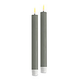 Zwei LED Stabkerzen von Deluxe Homeart in der Farbe Salbeigrün und in der Größe 24x2,2cm.