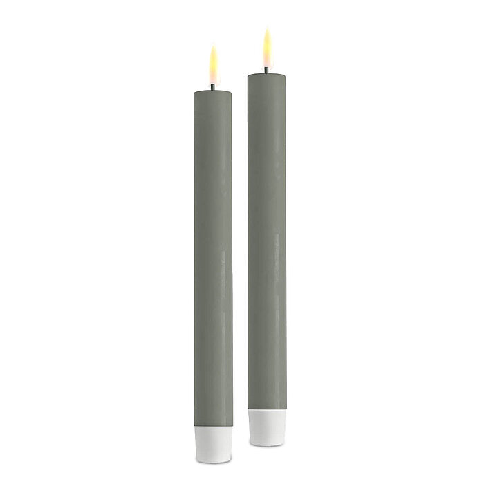 Zwei LED Stabkerzen von Deluxe Homeart in der Farbe Salbeigrün und in der Größe 24x2,2cm.