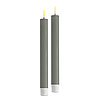 Zwei LED Stabkerzen von Deluxe Homeart in der Farbe Salbeigrün und in der Größe 24x2,2cm.