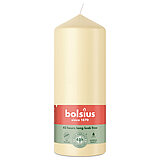 Eine Stumpenkerze von Bolsius mit den Maßen 150/58mm (H/DM) in der Farbe "Haferbeige".