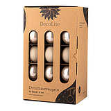 decolite-christbaumkugeln-6-cm-beige-144560630008.jpg Ein 30er Pack Christbaumkugeln in Beige mit 6cm Durchmesser von DecoLite in einer dekorativen Schachtel.