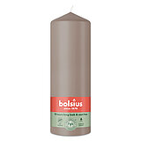 Eine Stumpenkerze von Bolsius mit den Maßen 200/68mm (H/DM) in der Farbe "Helles Taupe".