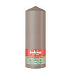 Eine Stumpenkerze von Bolsius mit den Maßen 200/68mm (H/DM) in der Farbe "Helles Taupe".