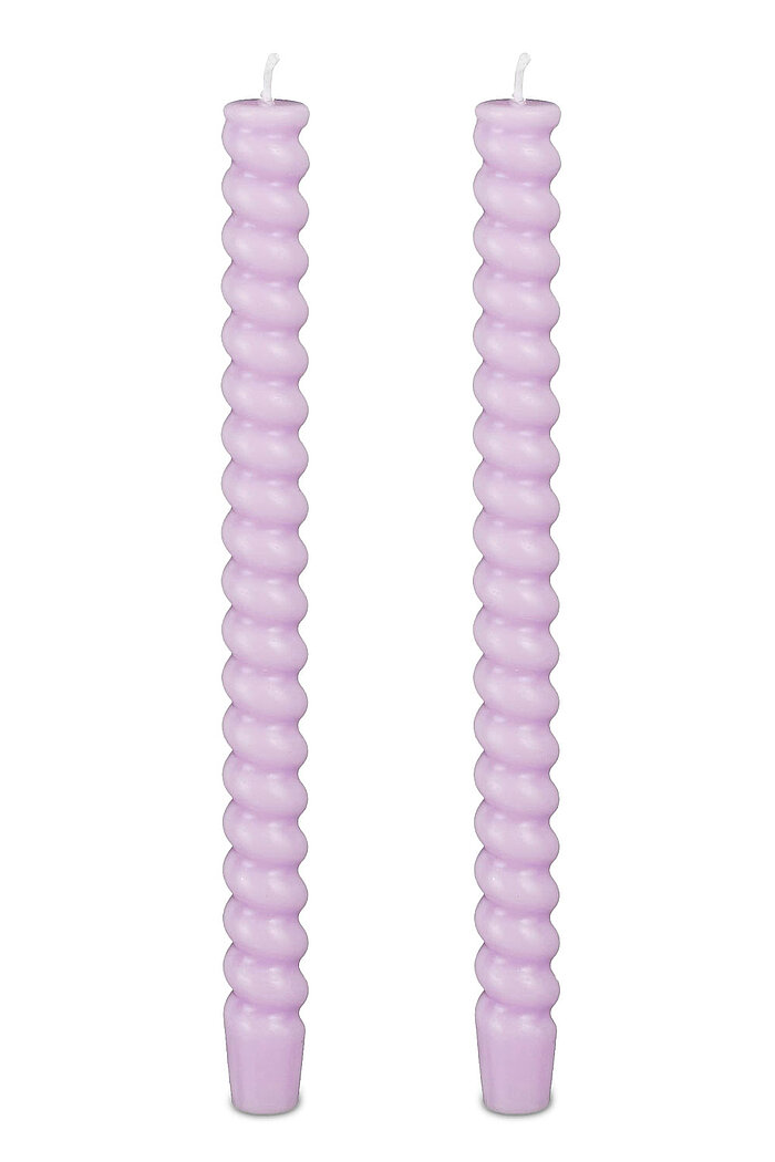 2 Tafelkerzen Twist von Edelman in der Größe 28x2,4cm in der Farbe lila.