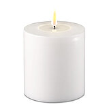 Eine LED Stumpenkerze von Deluxe Homeart in der Farbe Weiß und in der Größe 10x10cm.