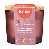 Ein Bolsius Duftglas True Joy, Duftrichtung "Floral Blessings" aus rosa Milchglas und mit Korkdeckel.
