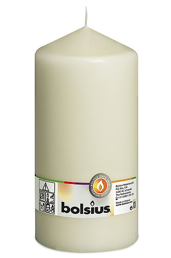 Eine Stumpenkerze in der Farbe Elfenbein mit den Maßen 200/98mm (H/DM) und 120h Brenndauer. Auf der Banderole ist der Markenname "Bolsius" abzulesen.
