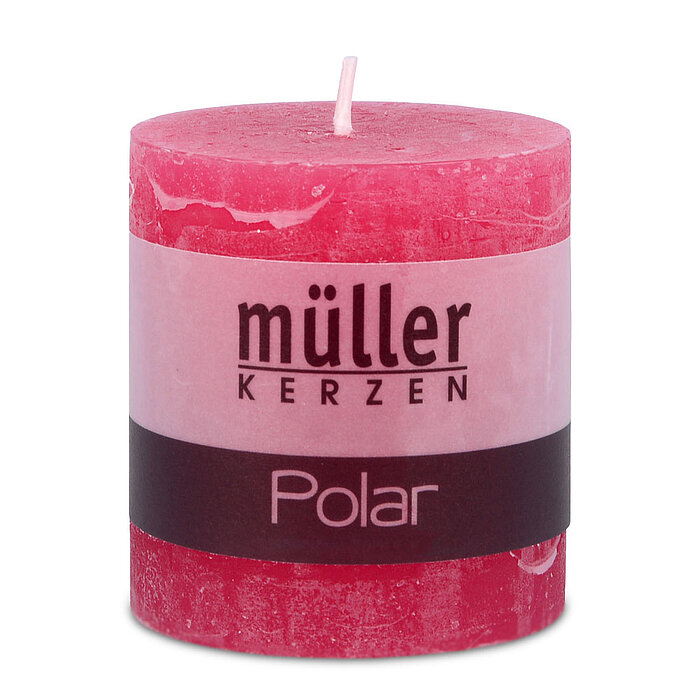 Eine Polar Stumpenkerze von Müller Kerzenfabrik in der Größe 7,5x6,8cm mit dem Duft Fraise.