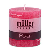 Eine Polar Stumpenkerze von Müller Kerzenfabrik in der Größe 7,5x6,8cm mit dem Duft Fraise.