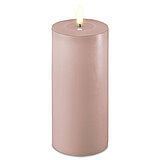 Eine LED Stumpenkerze von Deluxe Homeart in der Farbe Rose und in der Größe 20x10cm.