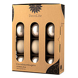 decolite-christbaumkugeln-8-cm-beige-144560812008.jpg Ein 12er Pack Christbaumkugeln in Beige mit 8cm Durchmesser von DecoLite in einer dekorativen Schachtel.