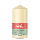 Eine Stumpenkerze von Bolsius mit den Maßen 120/58mm (H/DM) in der Farbe "Haferbeige".