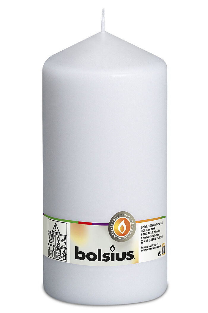 Eine Stumpenkerze in der Farbe Weiß mit den Maßen 200/98mm (H/DM) und 120h Brenndauer. Auf der Banderole ist der Markenname "Bolsius" abzulesen.