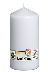 Eine Stumpenkerze in der Farbe Weiß mit den Maßen 200/98mm (H/DM) und 120h Brenndauer. Auf der Banderole ist der Markenname "Bolsius" abzulesen.