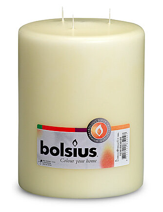 Eine XL Stumpenkerze / Mammutkerze mit 3 Dochten in der Farbe Elfenbein und den Maßen 200/150mm (H/DM) und 100h Brenndauer. Auf der Banderole ist der Markenname "Bolsius" abzulesen.