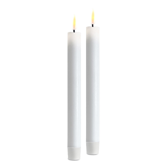 Zwei LED Stabkerzen von Deluxe Homeart in der Farbe Weiß und in der Größe 24x2,2cm.