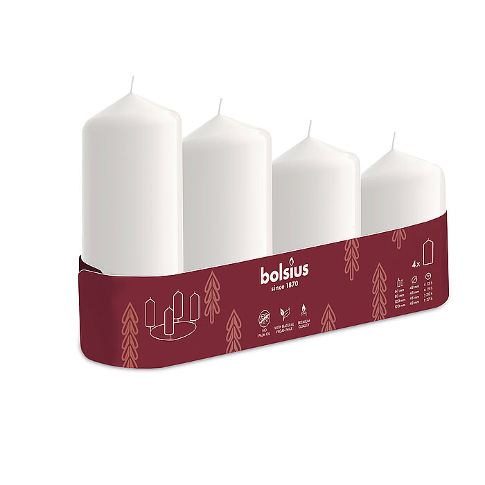 Ein 4er Pack mit abgestuften Stumpenkerzen (60/80/100/120mm) mit 48mm Durchmesser in der Farbe Weiß, in einem weihnachtlichen roten Karton mit "Bolsius" Schriftzug.