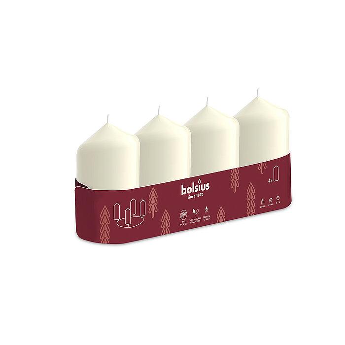 Ein 4er Pack Stumpenkerzen mit den Maßen 60/40mm (H/DM) in der Farbe Elfenbein, in einem weihnachtlichen roten Karton mit "Bolsius" Schriftzug.