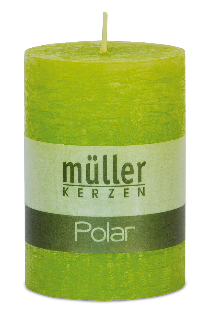 Eine Polar Stumpenkerze von Müller Kerzenfabrik in der Größe 10x6,8cm in der Farbe maigrün.