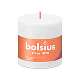 Eine durchgefärbte Rustik Stumpenkerze in der Farbe Wolkiges Weiß mit den Maßen 100/100mm (H/DM). Der Banderole kann man die Marke "Bolsius" sowie die Hinweise "25% pflanzenbasiertes EU-Wachs", "0% tierisches Fett" und "Ohne Palmöl" ablesen.