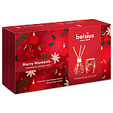 Eine rote Geschenkbox mit weihnachtlichem Motiv von Bolsius. Im Set enthalten und auf der Schachtel abgebildet sind ein Raumduft-Diffuser und ein Sleeved-Duftkerzenglas in rot, mit Ingwer-Zimt-Apfel-Duft.