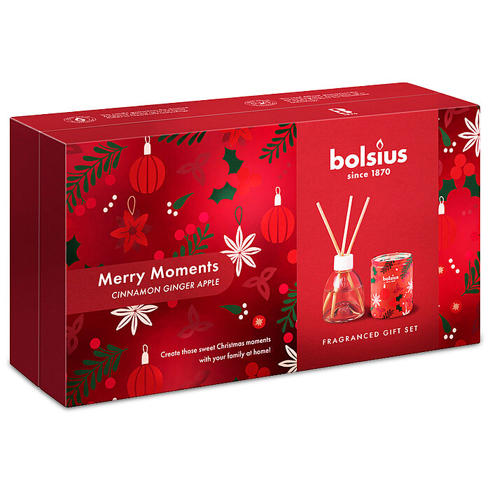 Eine rote Geschenkbox mit weihnachtlichem Motiv von Bolsius. Im Set enthalten und auf der Schachtel abgebildet sind ein Raumduft-Diffuser und ein Sleeved-Duftkerzenglas in rot, mit Ingwer-Zimt-Apfel-Duft.