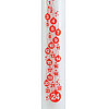 Eine weiße Stabkerze mit roten, nummerierten Kreisen von 1 bis 24, die in einer Baumform angeordnet sind. Viele kleine rote Sterne sind ebenfalls um die Kreise verteilt. Die Kerze hat eine zugespitzte Spitze und steht alleine ohne weiteren Hintergrund.