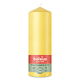 Eine Stumpenkerze von Bolsius mit den Maßen 200/68mm (H/DM) in der Farbe "Sonnengelb".