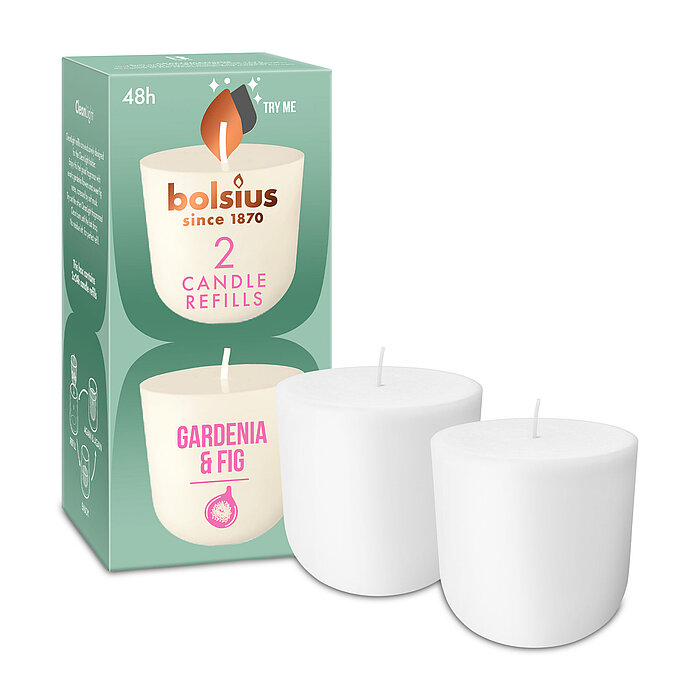 Zwei Cleanlight Duftkerzen-Nachfüller mit Gardenia/Feige-Duft stehen neben der dazugehörigen grünen Verpackung mit Bolsius Schriftzug.
