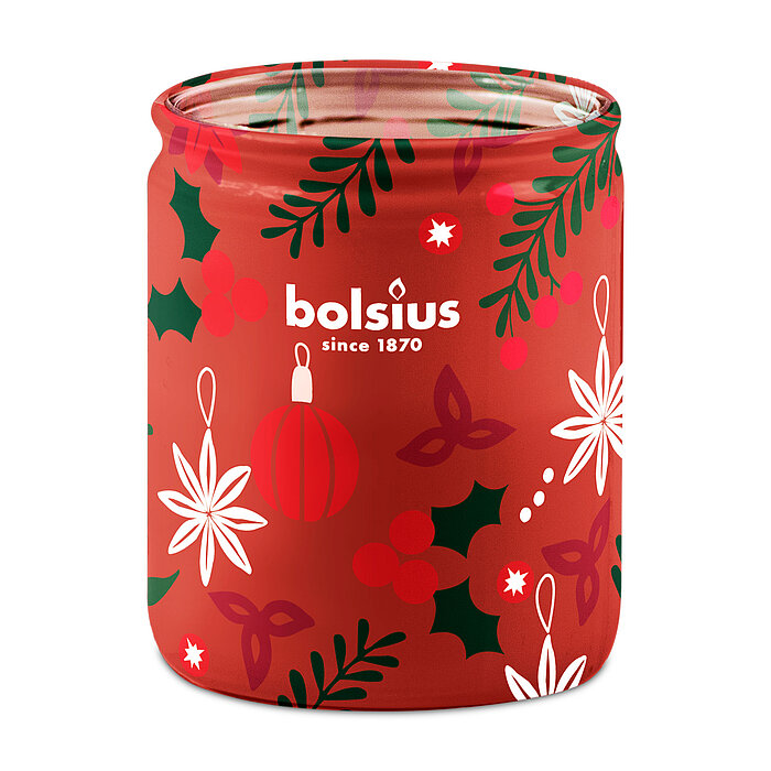 Ein Bolsius Sleeved Duftkerzenglas mit Ingwer-Zimt-Apfel-Duft. Das Glas ist mit einem weihnachtlichen, roten Motiv verziert.