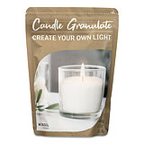 Eine Verpackung mit der Aufschrift "Candle Granulate - Create Your Own Light" und "Wenzel" ist zu sehen. Auf der Verpackung ist ein Bild eines gläsernen Kerzenhalters mit einer brennenden weißen Kerze abgebildet. Die Verpackung hat eine beige Farbe und ze