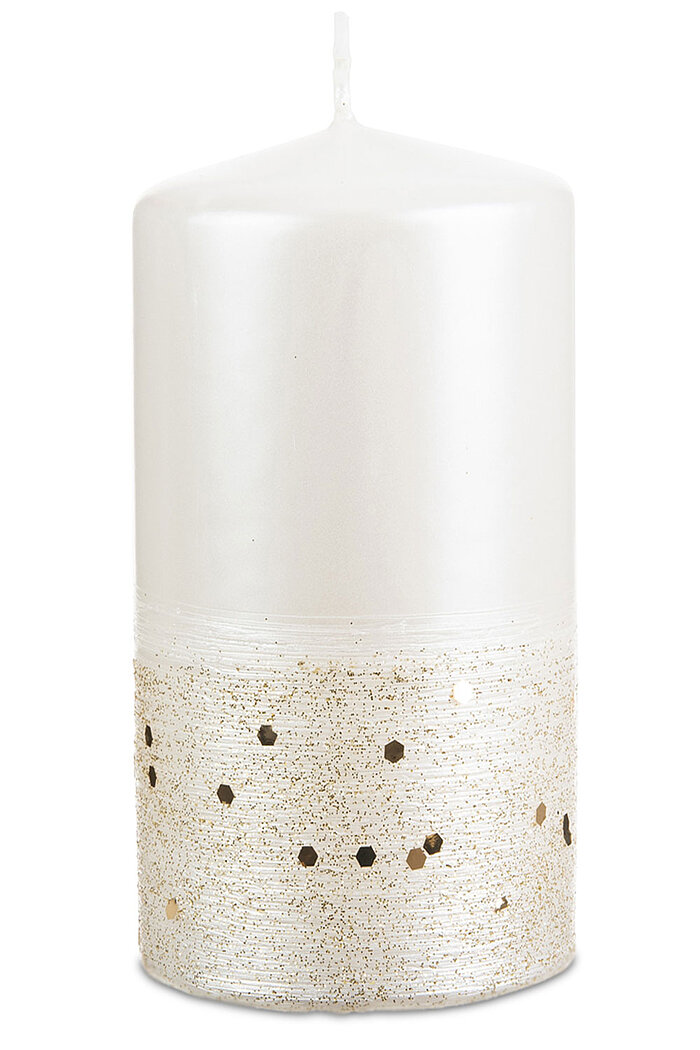 Eine weiße Stumpenkerze der Marke Wenzel. Der untere Teil der Kerze ist dekoriert mit goldenem Glitzer und goldenen Punkten, die funkeln und der Kerze eine elegante Ausstrahlung verleihen.