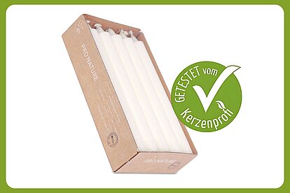 Auf dem Bild ist eine Packung Müller Pro Nature Haushaltskerzen zu sehen. Daneben ist ein grüner Kerzenprofi getestet Button zu sehen. Der Rest des Bildes ist weiss.