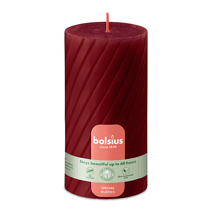 Eine Bolsius Rustik Ribbed Stumpenkerze in zartem Rot – 130 mm hoch, 68 mm Durchmesser, mit markanter Rillenstruktur.