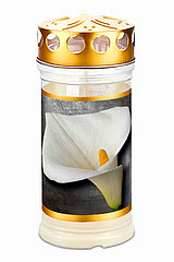 Ein weißes Grablicht mit goldener Abdeckung zeigt auf seinem Etikett eine elegante, weiße Calla-Lilie vor einem dunklen Hintergrund. Die gedeckten Farben und die einfache Eleganz der Blume verleihen dem Licht einen würdevollen und ruhigen Ausdruck.
