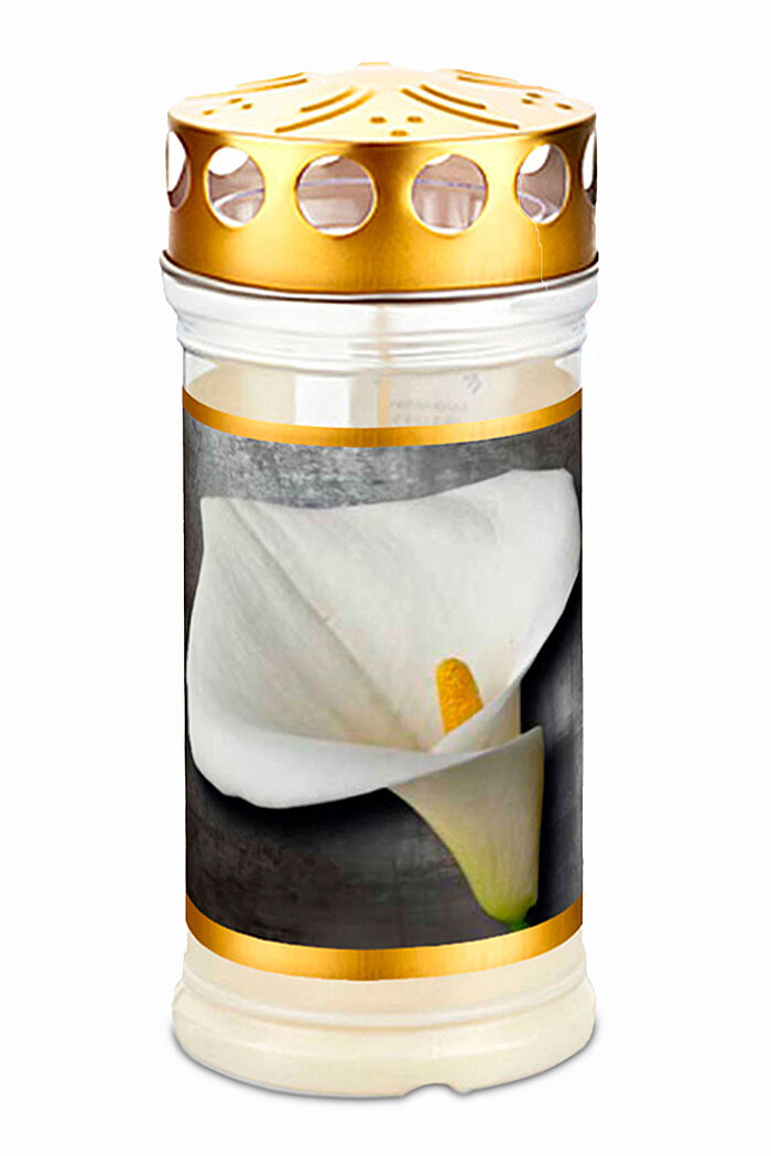 Ein weißes Grablicht mit goldener Abdeckung zeigt auf seinem Etikett eine elegante, weiße Calla-Lilie vor einem dunklen Hintergrund. Die gedeckten Farben und die einfache Eleganz der Blume verleihen dem Licht einen würdevollen und ruhigen Ausdruck.