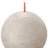 Eine Rustik Kugelkerze von Bolsius in der Farbe Sandgrau mit einem Durchmesser von 7,6cm.