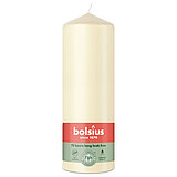 Eine Stumpenkerze von Bolsius mit den Maßen 200/68mm (H/DM) in der Farbe "Weiche Perle".