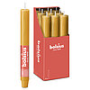 Eine durchgefärbte XL Rustik Haushaltskerze mit konischem Fuß in der Farbe Haferbeige. Im Hintergrund ist ein 9er Pack der Stabkerzen in einer Schachtel von Bolsius zu sehen.