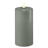 Eine LED Stumpenkerze von Deluxe Homeart in der Farbe Salbeigrün und in der Größe 15x7,5cm.