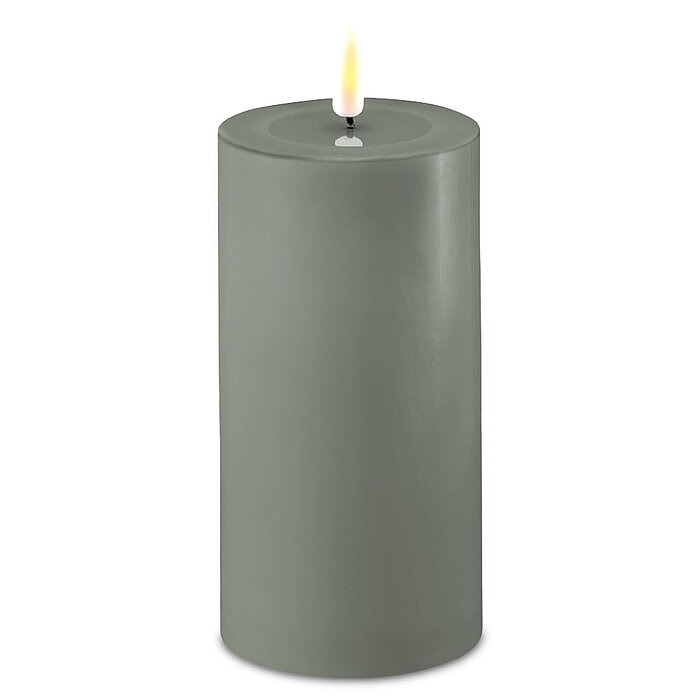 Eine LED Stumpenkerze von Deluxe Homeart in der Farbe Salbeigrün und in der Größe 15x7,5cm.