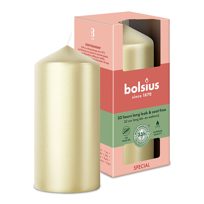 Eine Metallic Stumpenkerze von Bolsius mit den Maßen 120/58mm (H/DM) in der Farbe "Weiß Silber". Im Hintergrund ist nochmals die Kerze in einer eleganten, rosa Verpackung von Bolsius zu sehen.