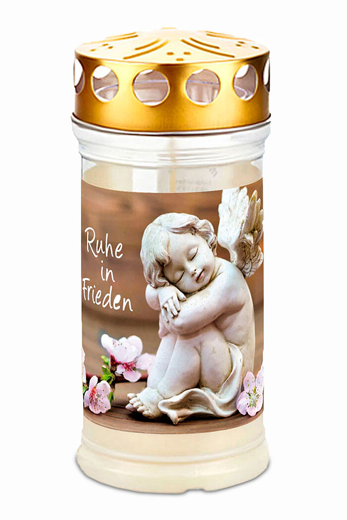 Eine Grabkerze mit goldfarbenem Deckel. Auf der Kerze ist ein Bild eines schlafenden Engels dargestellt, der seine Knie umfasst und weiße Flügel hat. Rund um den Engel sind rosa Blütenblätter verteilt. Neben dem Engel steht der Schriftzug "Ruhe in Frieden