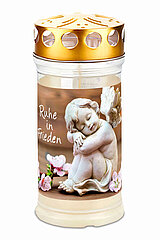 Eine Grabkerze mit goldfarbenem Deckel. Auf der Kerze ist ein Bild eines schlafenden Engels dargestellt, der seine Knie umfasst und weiße Flügel hat. Rund um den Engel sind rosa Blütenblätter verteilt. Neben dem Engel steht der Schriftzug "Ruhe in Frieden