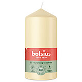 Eine Stumpenkerze von Bolsius mit den Maßen 120/58mm (H/DM) in der Farbe "Haferbeige".