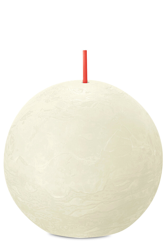 Eine Rustik Kugelkerze von Bolsius in der Farbe Weiche Perle mit einem Durchmesser von 7,6cm.