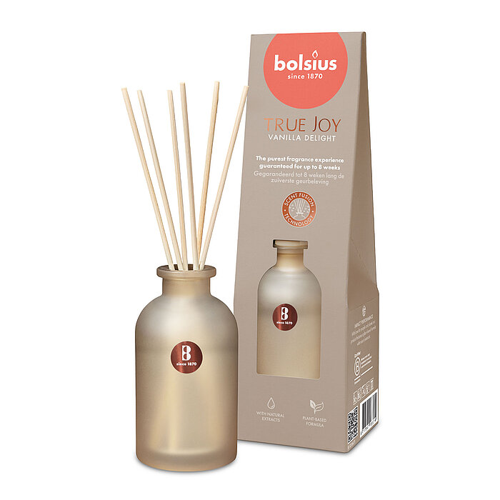 Ein Raumduft-Diffuser mit Rattanstäbchen aus cremefarbenem Milchglas mit der Duftrichtung "Vanilla Delight". Im Hintergrund ist die Verpackung des Artikels mit Bolsius Schriftzug zu sehen.